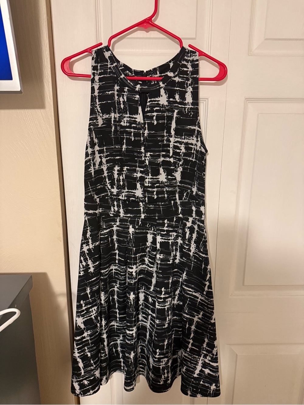 Amazon Black and White Abstract Print Sleeveless Dress